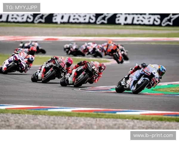 MotoGP赛季焦点转会与争冠格局引发围场热议新技术升级安全讨论