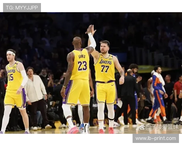 詹姆斯领衔湖人迎战勇士，西部季后赛激战再度上演，谁能脱颖而出